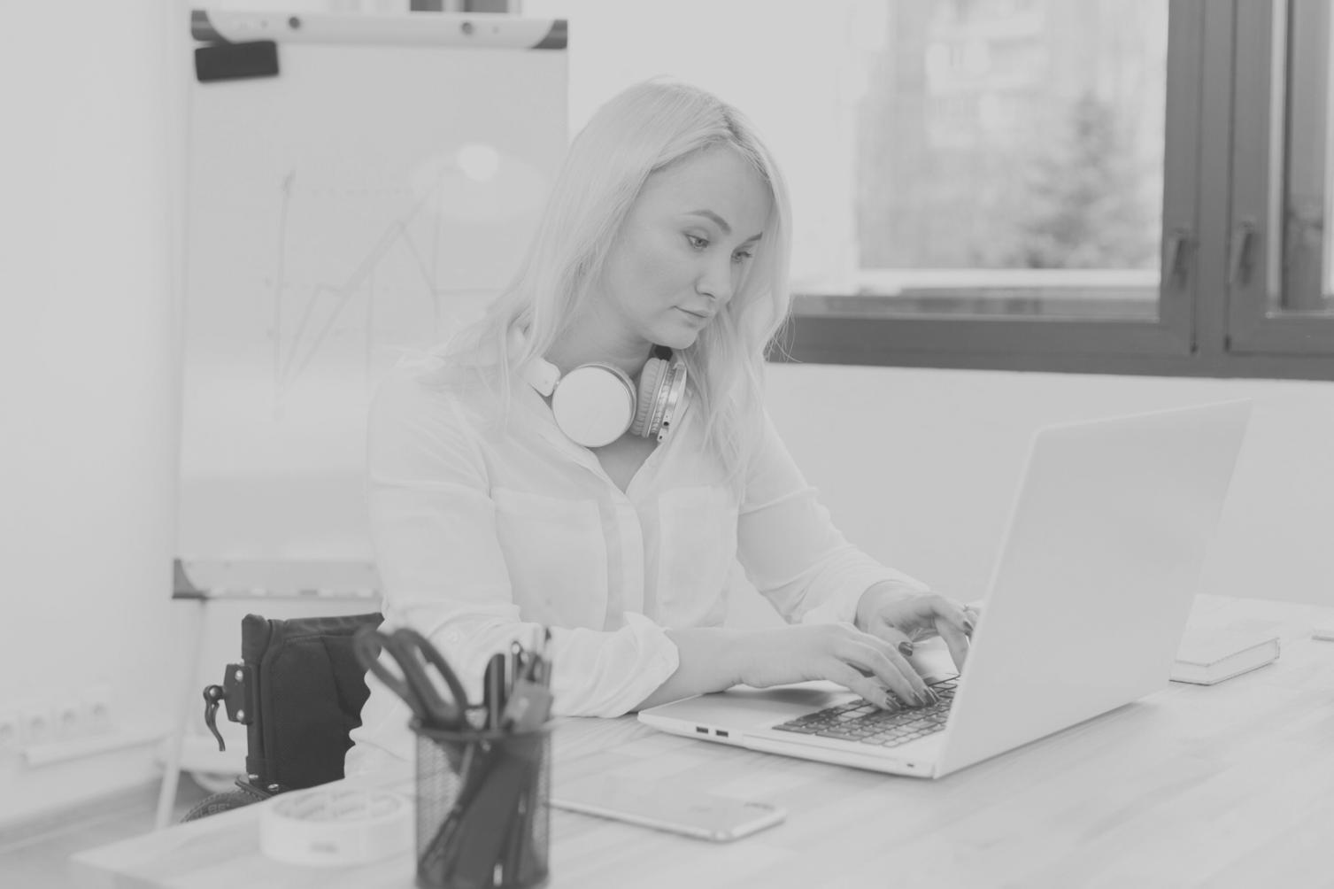 Profesionales estudiando materiales de finanzas especializados